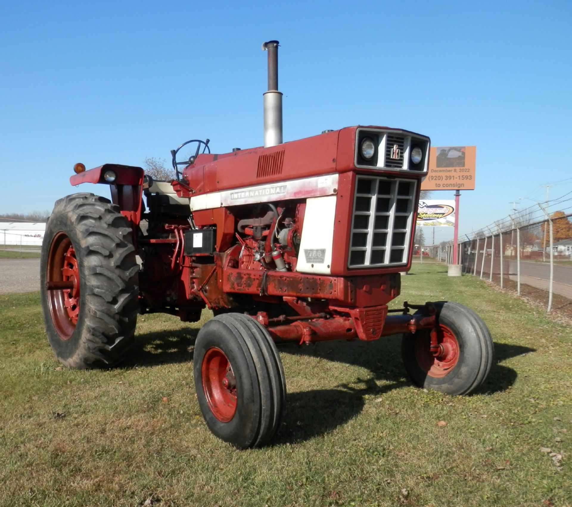 INTERNATIONAL 766 OPEN PLATFORM TRACTOR - Image 2 of 4