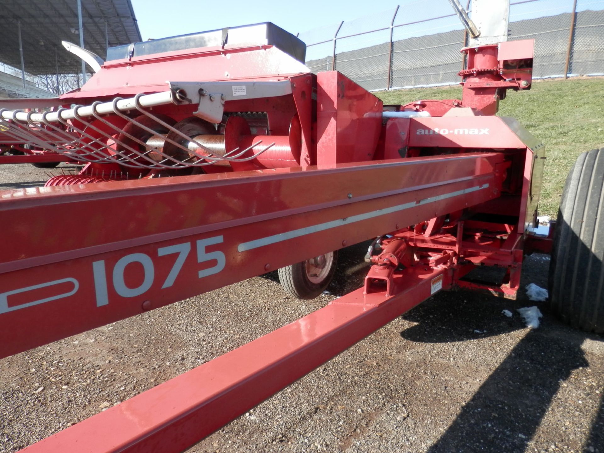 GEHL 1075 FORAGE HARVESTER w/GEHL 1210 HAY HEAD - Image 3 of 10