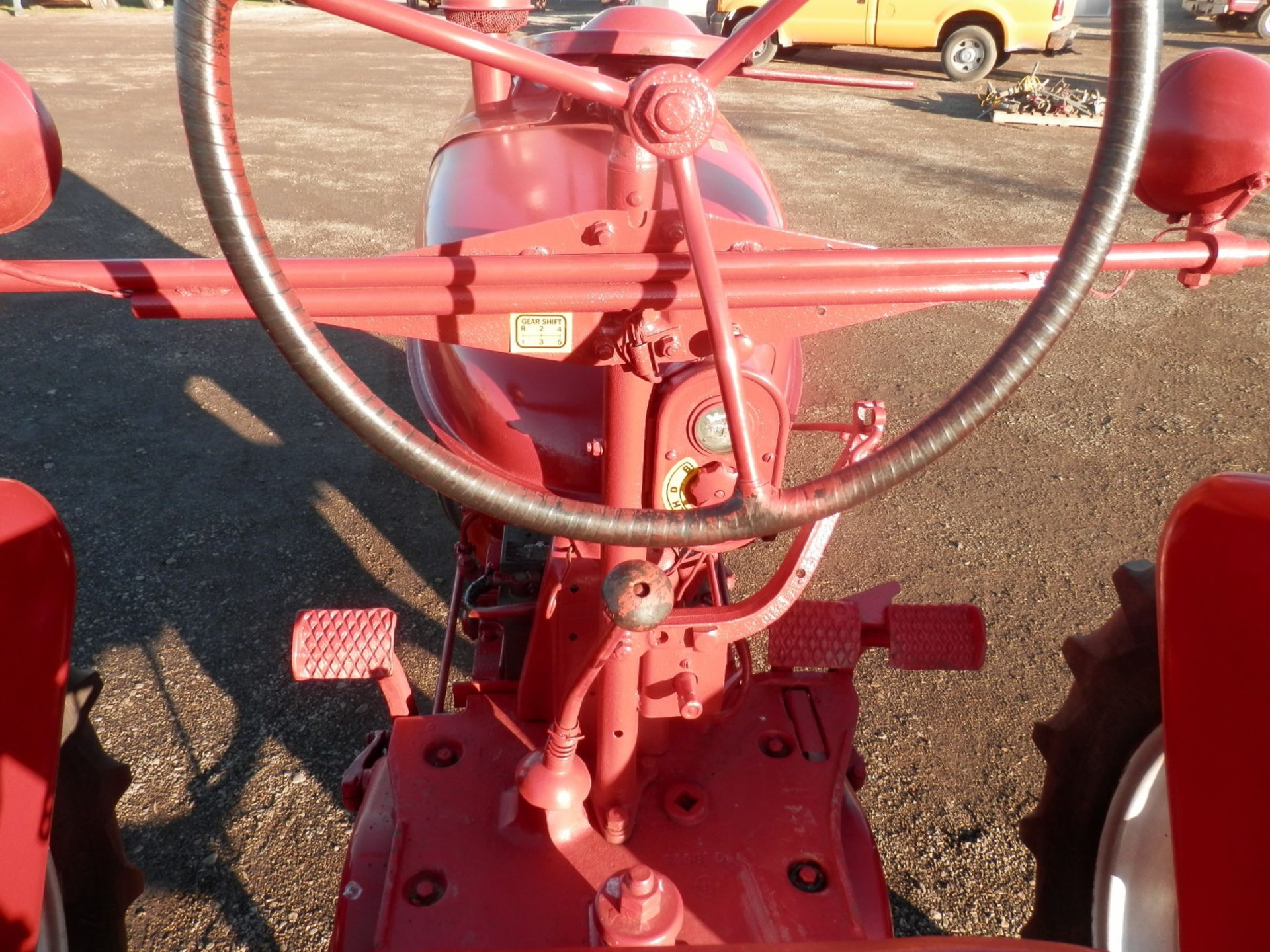 FARMALL M TRACTOR - Image 8 of 9