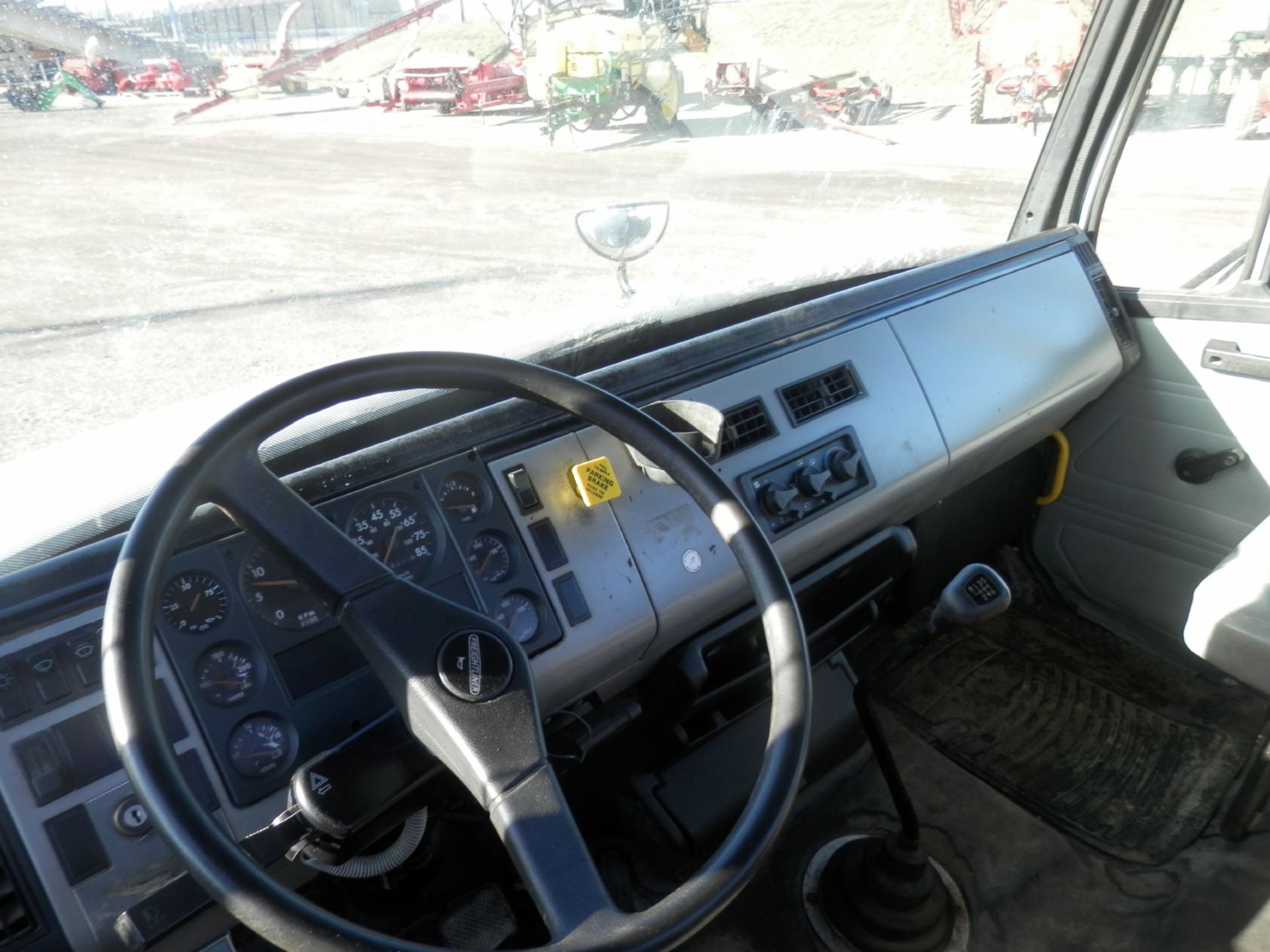 '95 FREIGHTLINER FL70 FLAT BED TRUCK, VIN 1FV6HFAA4SL756952 - Image 5 of 11