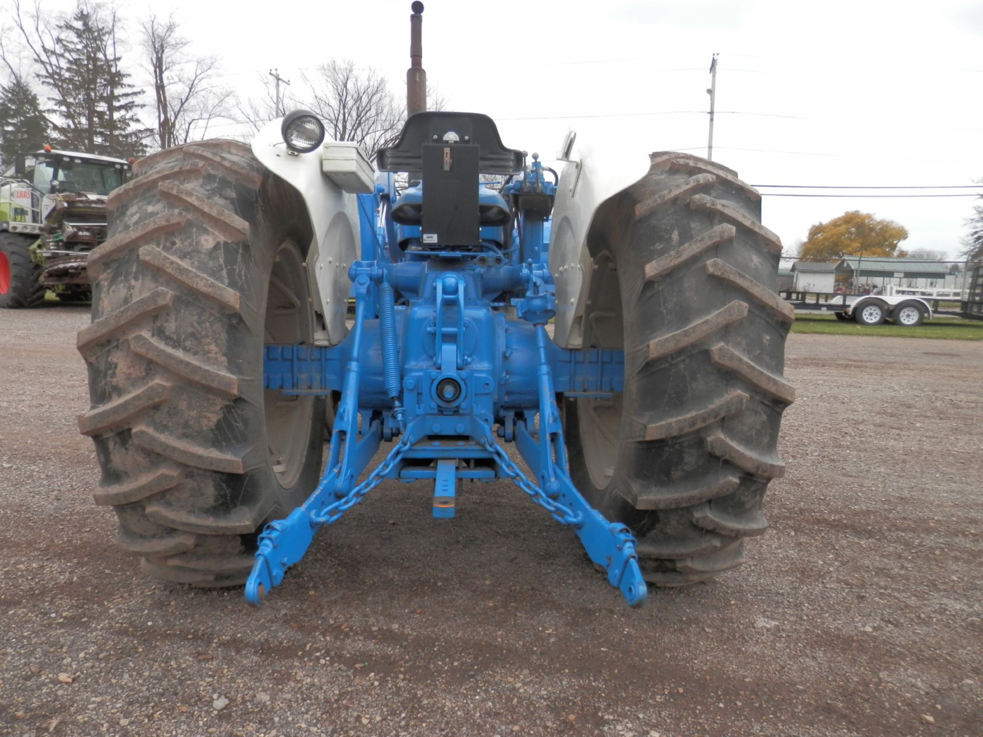 FORD 7000 DSL UTLITY TRACTOR w/FORD ALL HYD. LOADER - Image 8 of 18