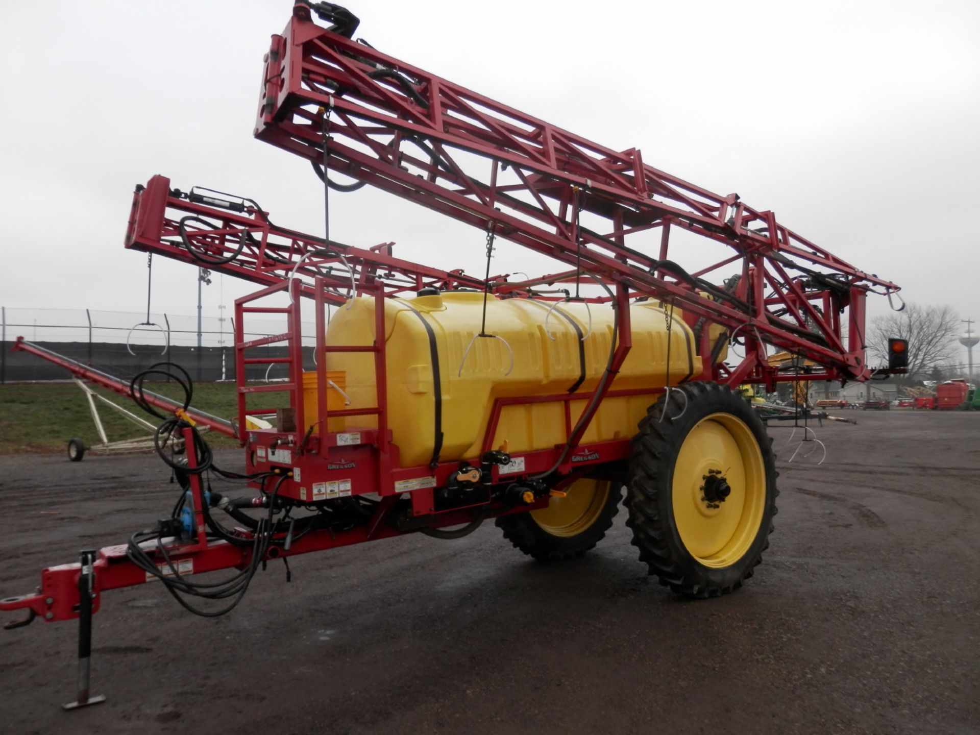 GREGSON 1000 GAL FIELD SPRAYER