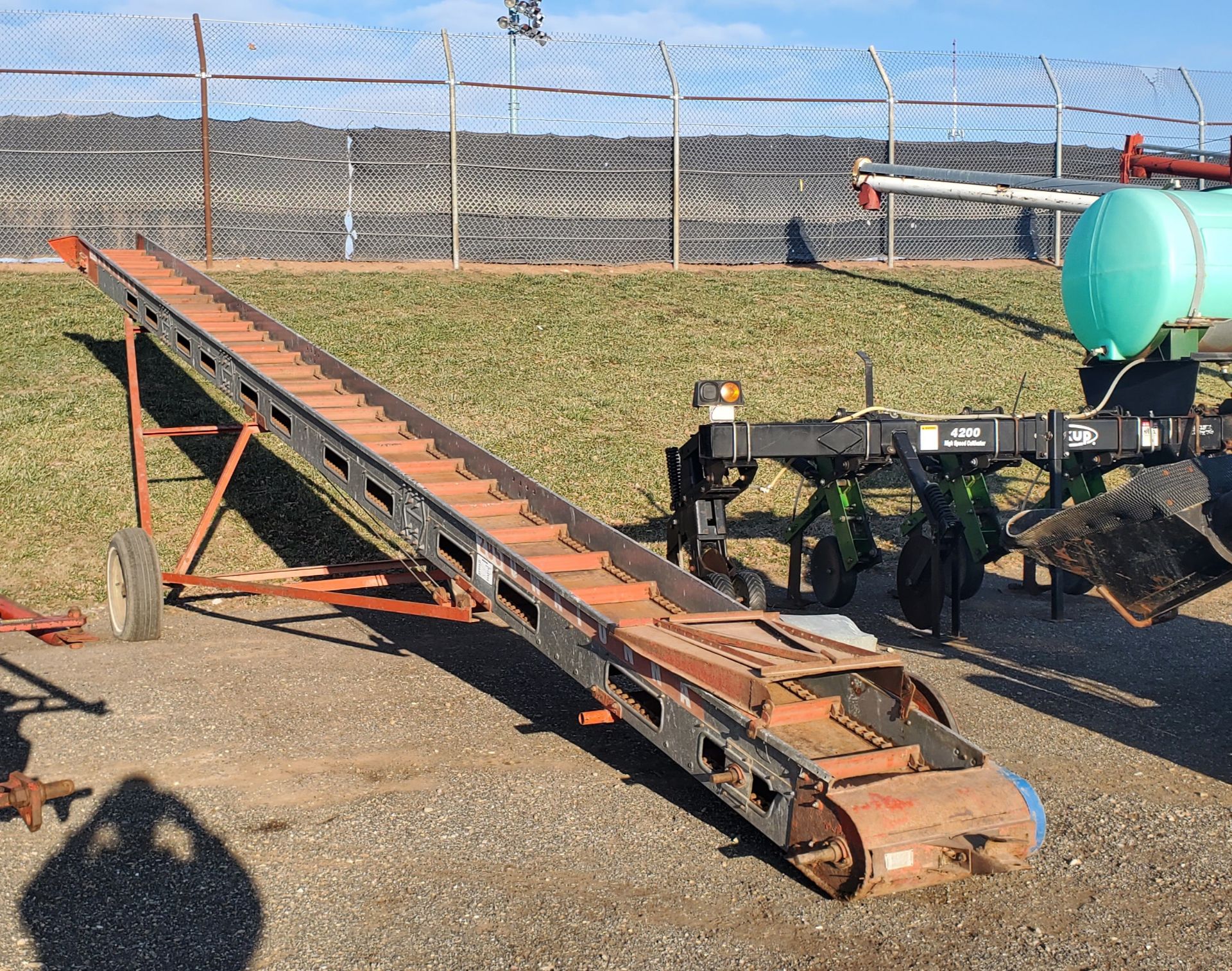 OWATONNA 205 PORTABLE BALE ELEVATOR - Image 2 of 3