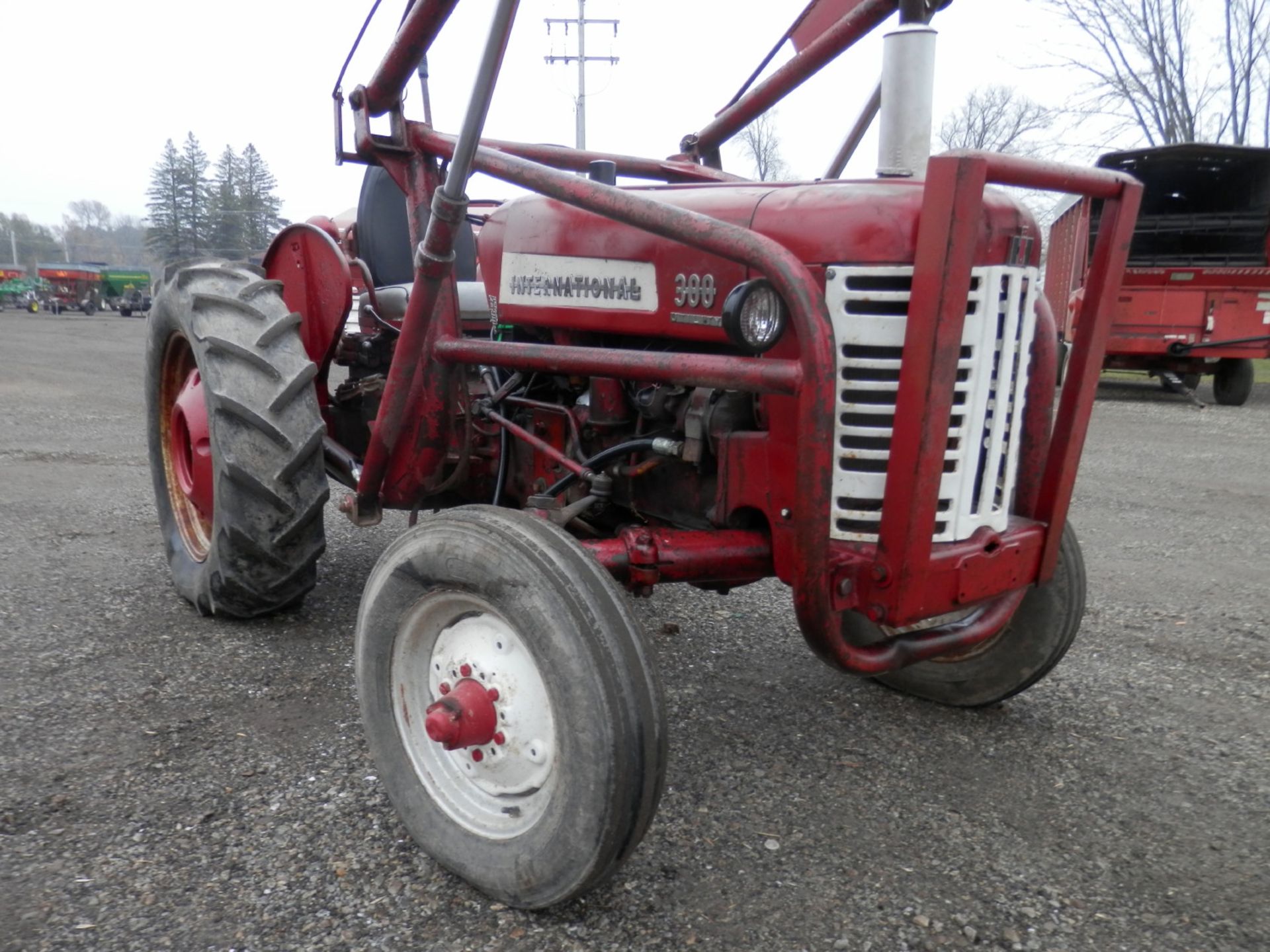 INTERNATIONAL 300 GAS UTILITY TRACTOR - Image 6 of 11