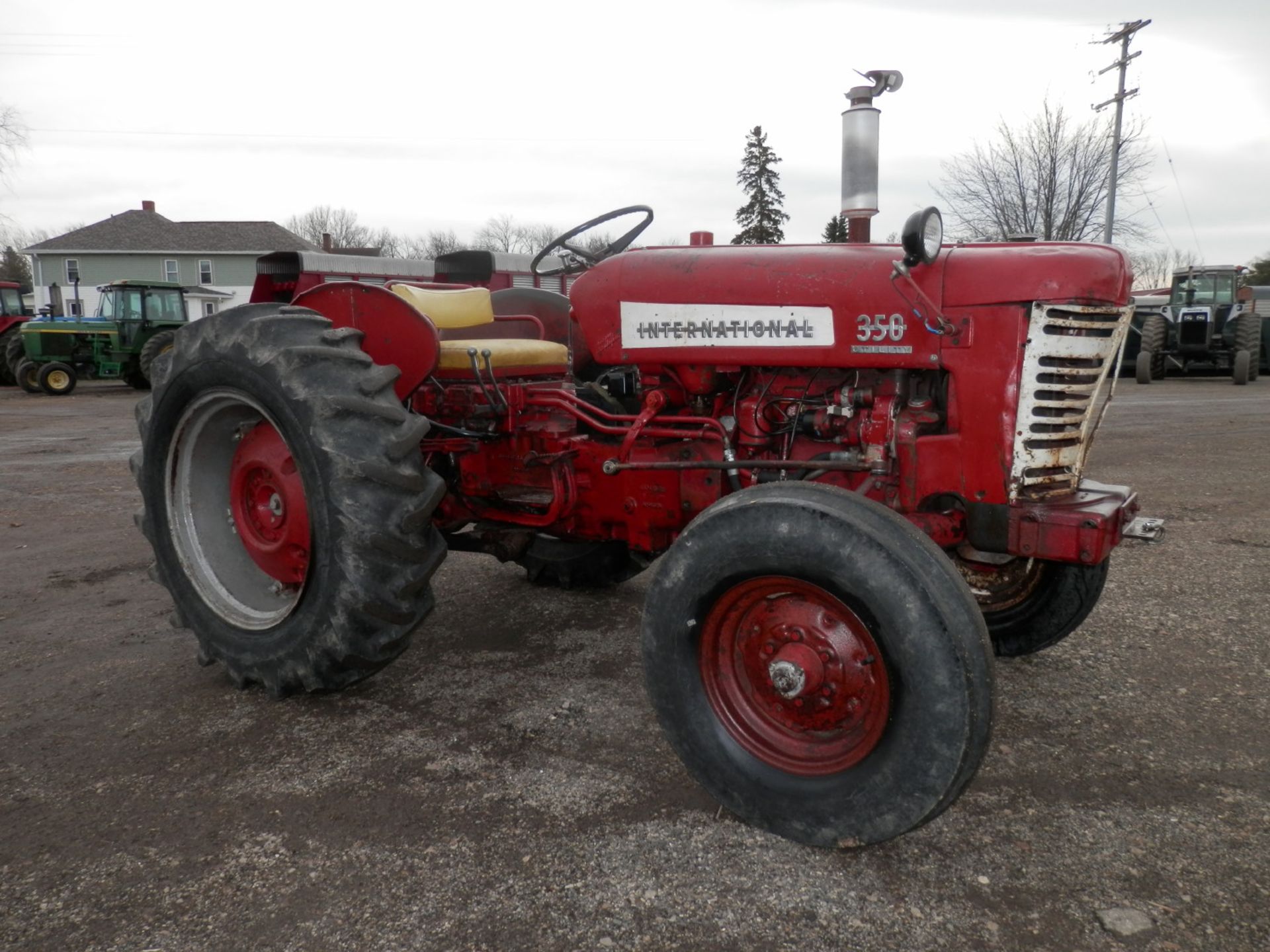 INTERNATIONAL 350 GAS UTILITY TRACTOR