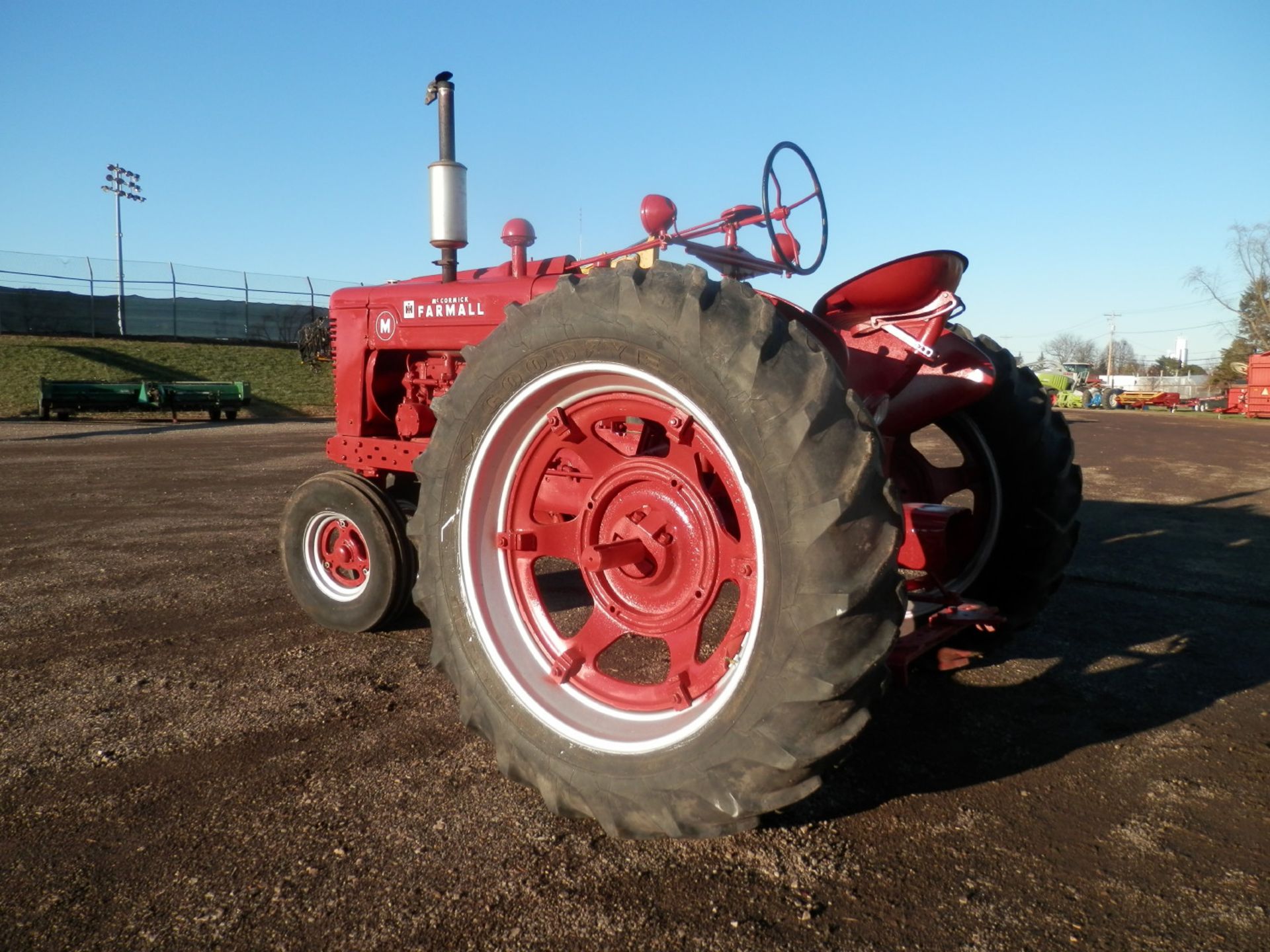 FARMALL M TRACTOR - Image 5 of 9