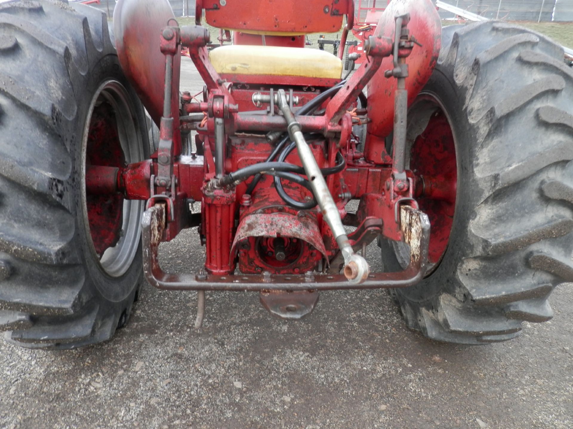 INTERNATIONAL 350 GAS UTILITY TRACTOR - Image 6 of 10