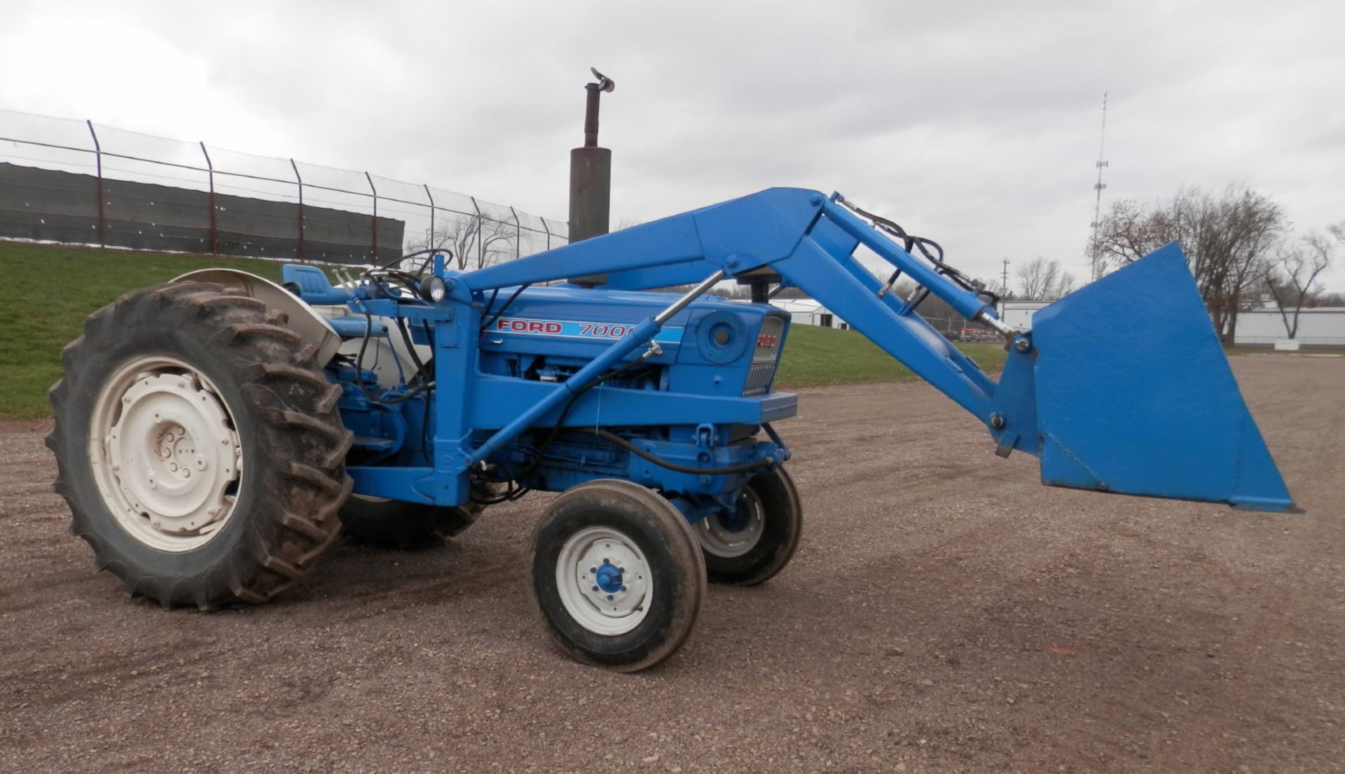 FORD 7000 DSL UTLITY TRACTOR w/FORD ALL HYD. LOADER