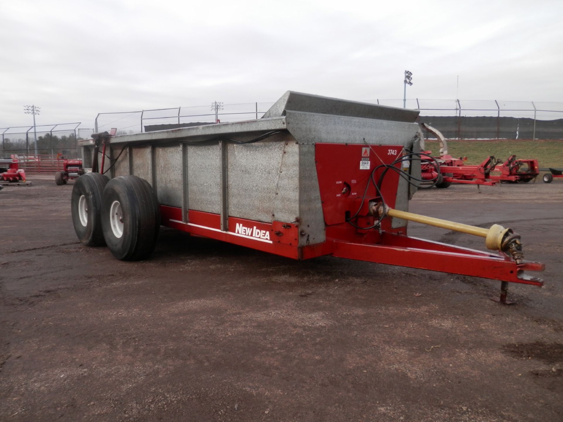 AVCO NEW IDEA 3743 TANDEM AXLE BOX SPREADER - Image 3 of 12