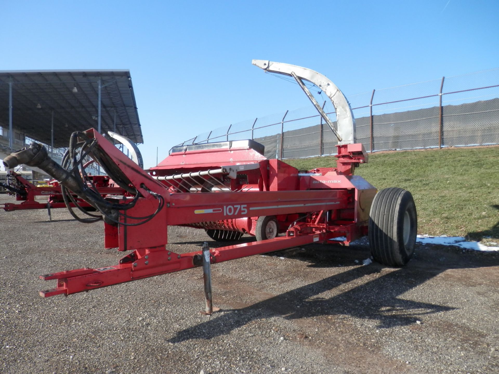 GEHL 1075 FORAGE HARVESTER w/GEHL 1210 HAY HEAD - Image 2 of 10