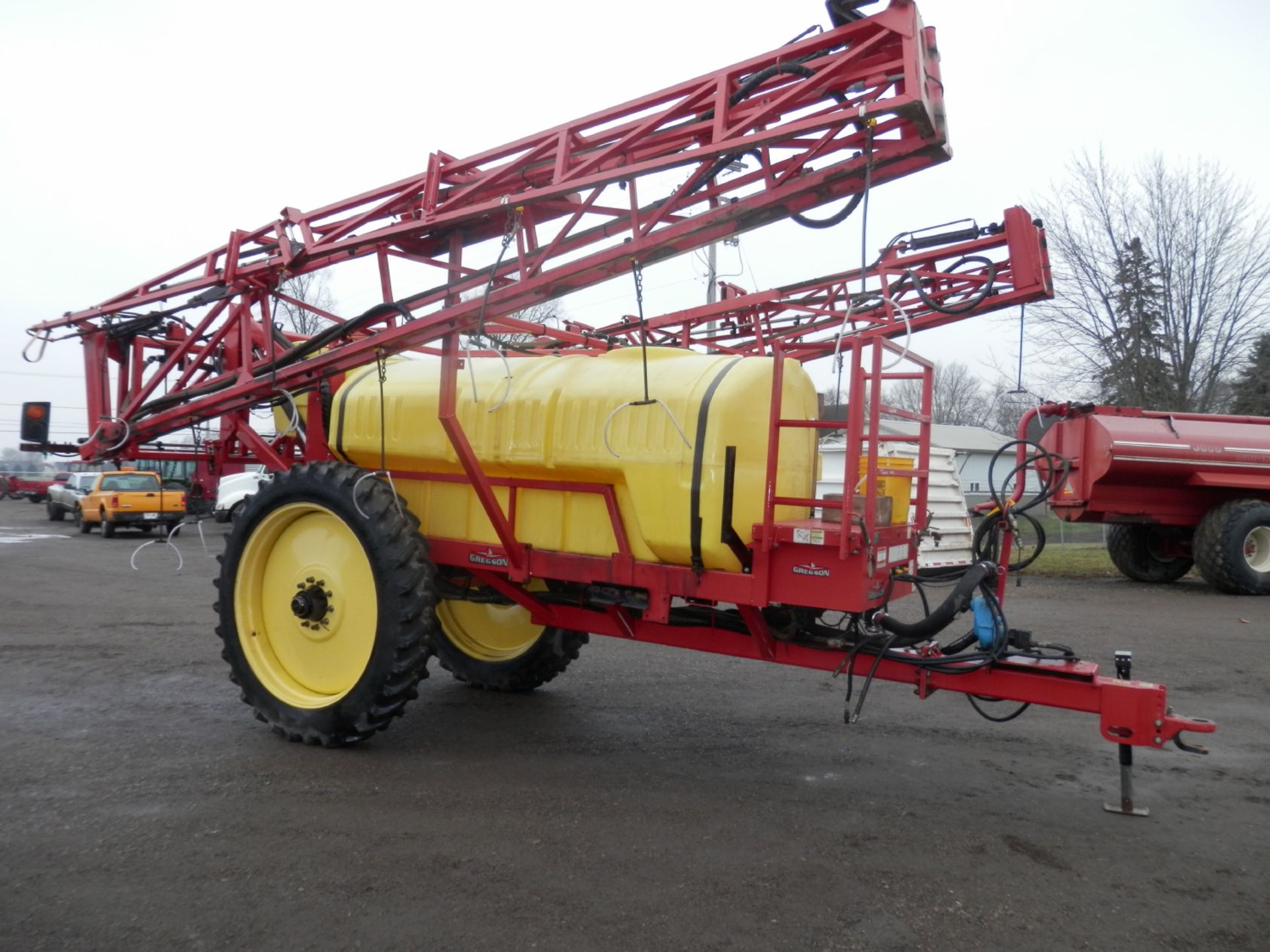 GREGSON 1000 GAL FIELD SPRAYER - Image 2 of 11