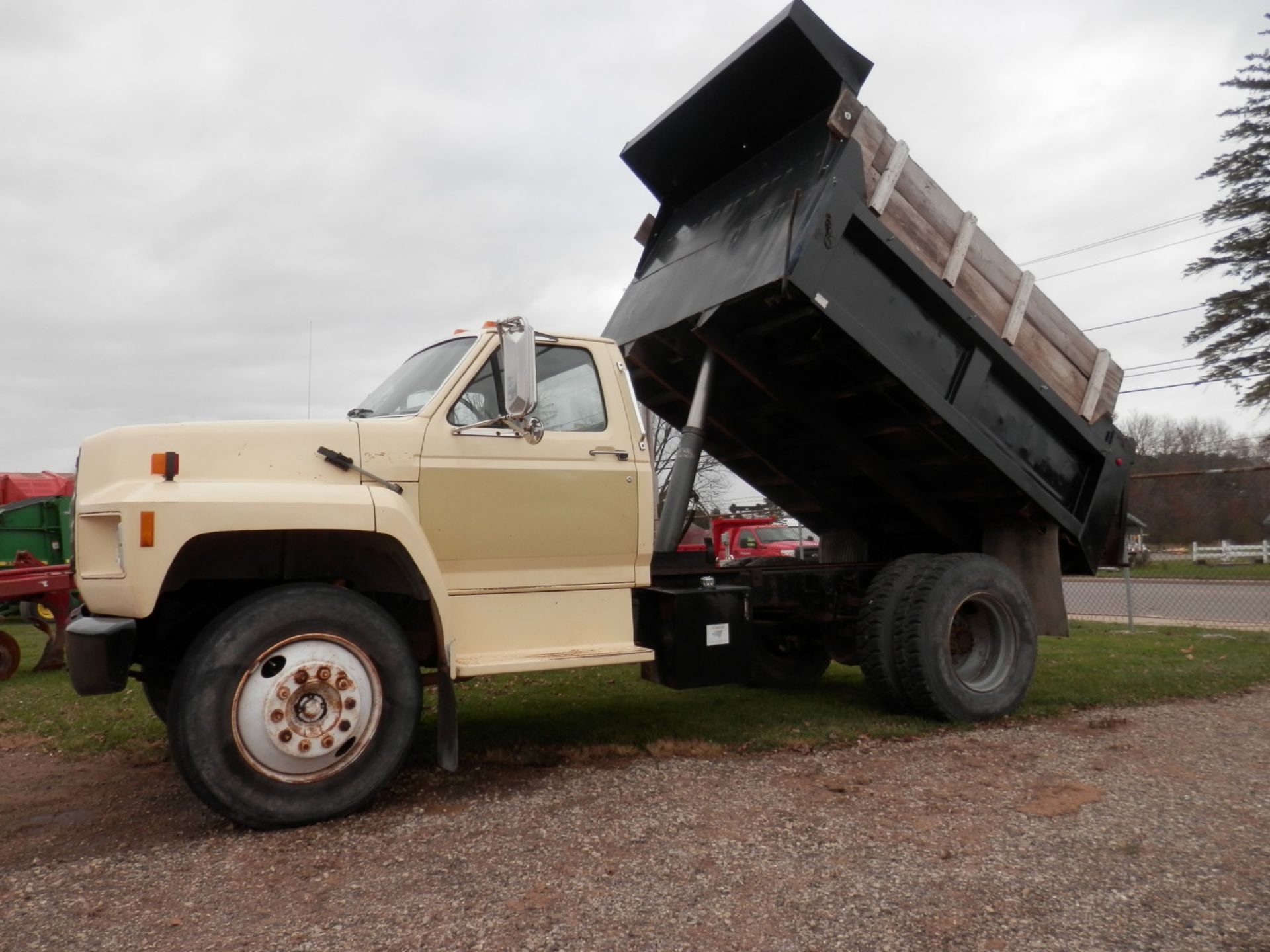 1991 FORD F700 5 YD. DUMP TRUCK