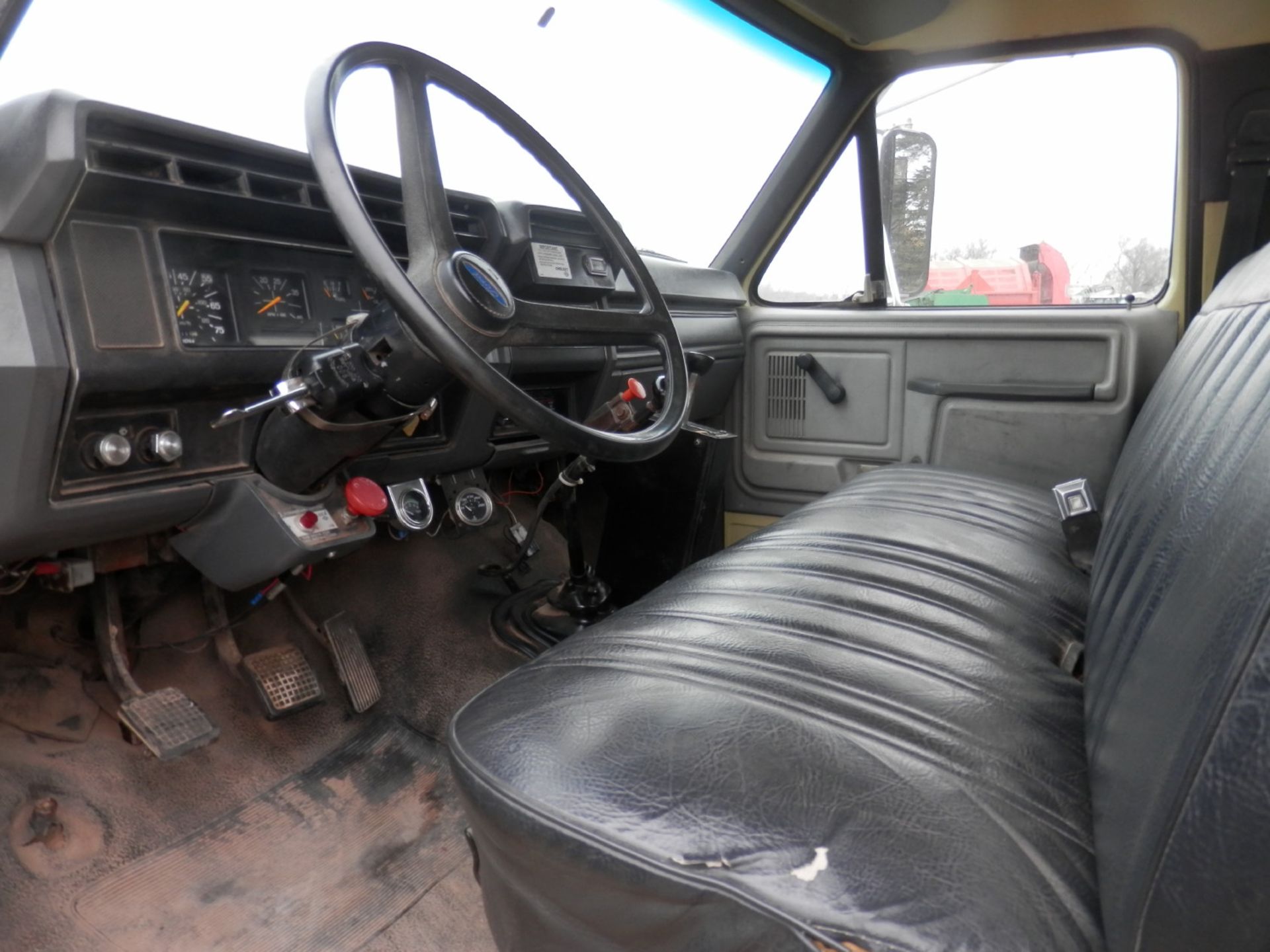 1991 FORD F700 5 YD. DUMP TRUCK - Image 10 of 14