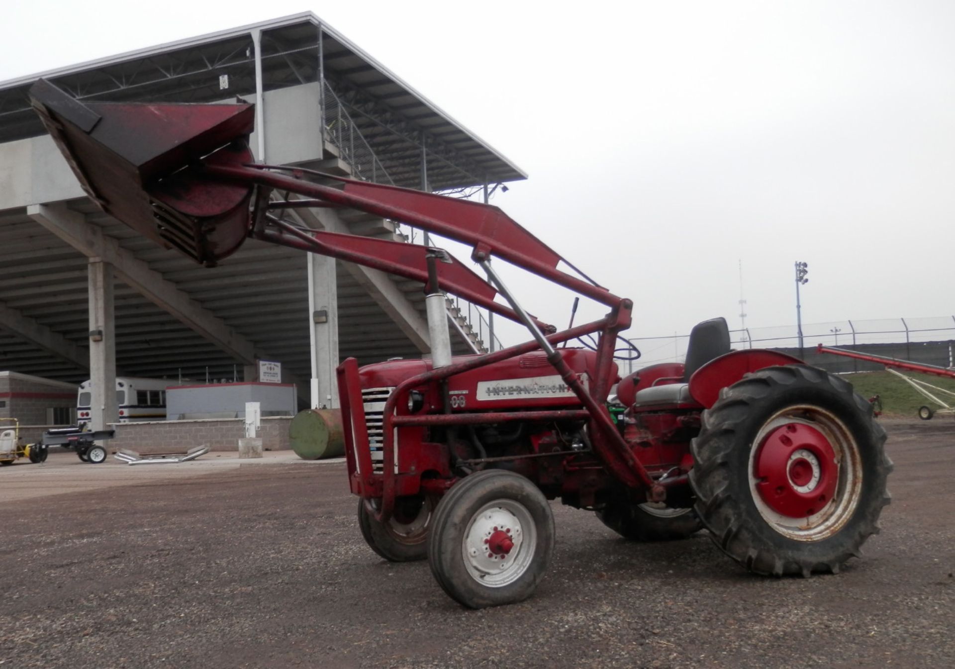 INTERNATIONAL 300 GAS UTILITY TRACTOR - Image 9 of 11