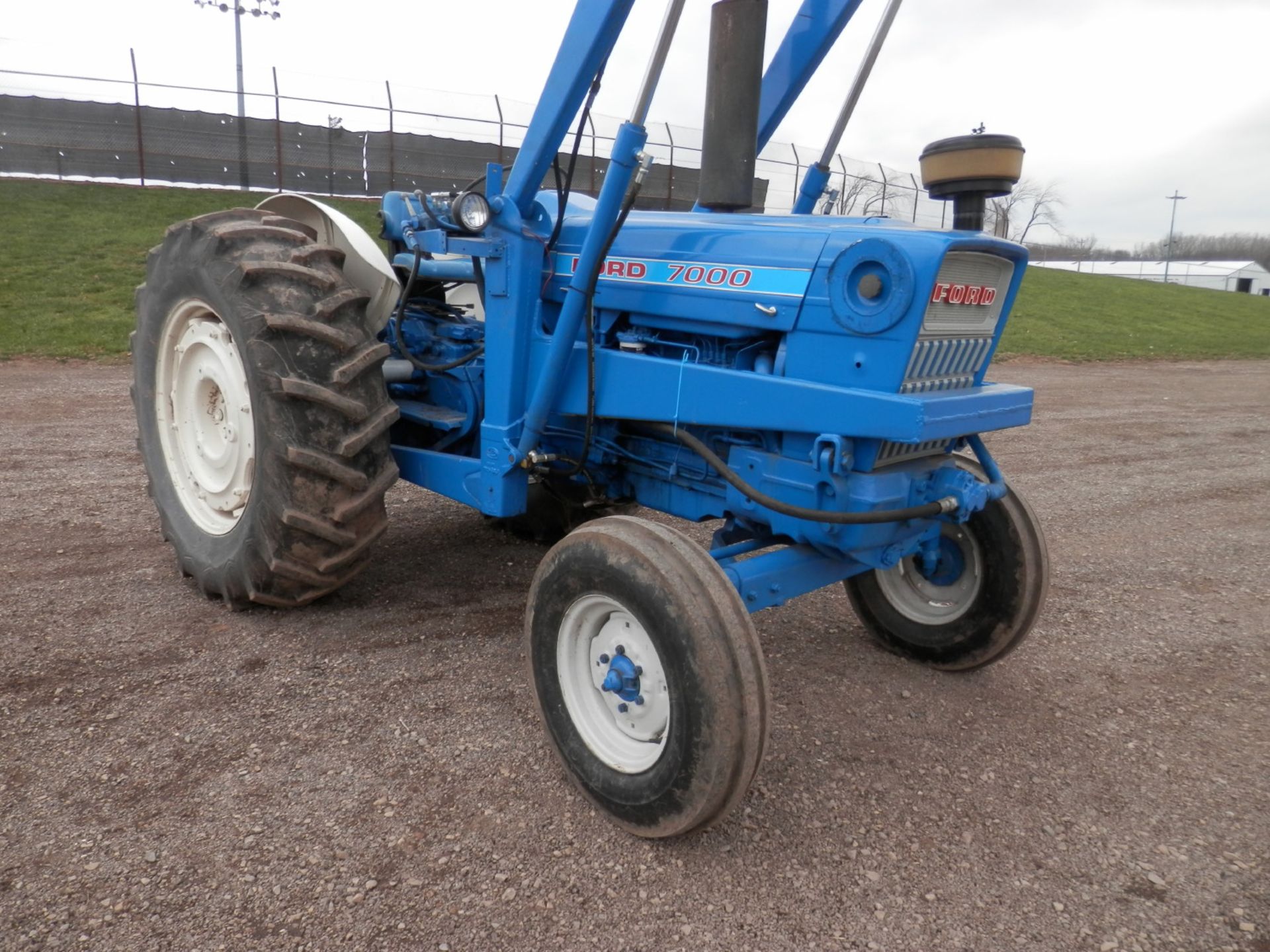 FORD 7000 DSL UTLITY TRACTOR w/FORD ALL HYD. LOADER - Image 5 of 18