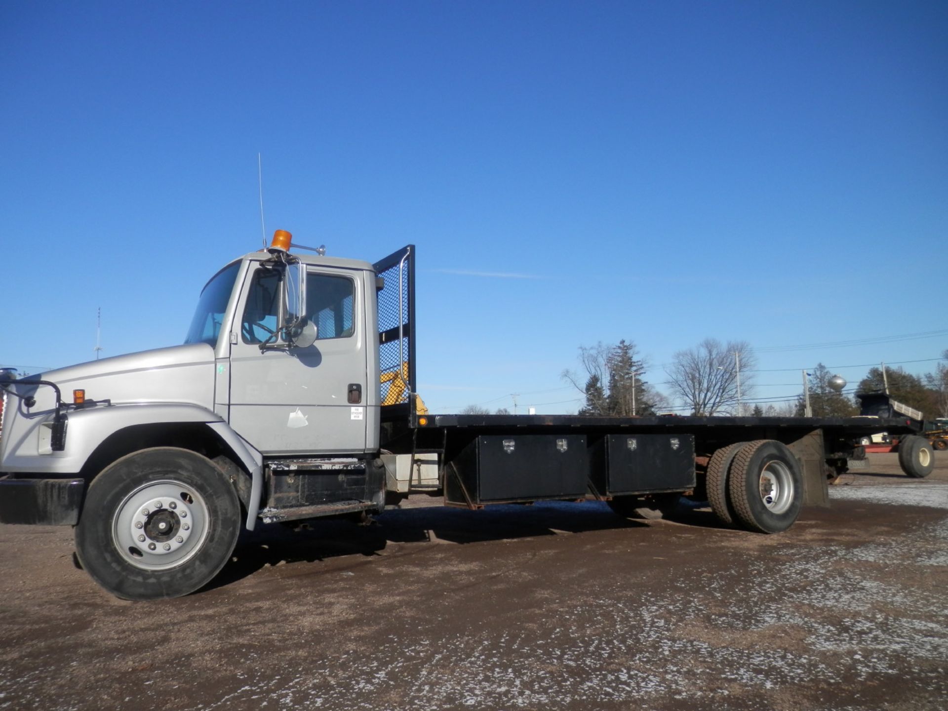 '95 FREIGHTLINER FL70 FLAT BED TRUCK, VIN 1FV6HFAA4SL756952 - Image 2 of 11