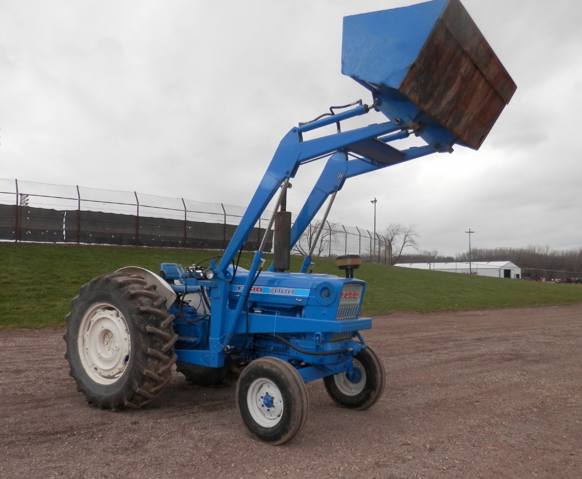 FORD 7000 DSL UTLITY TRACTOR w/FORD ALL HYD. LOADER - Image 4 of 18