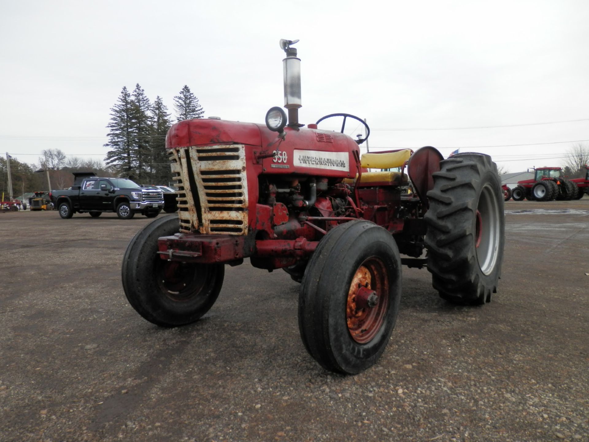 INTERNATIONAL 350 GAS UTILITY TRACTOR - Image 3 of 10