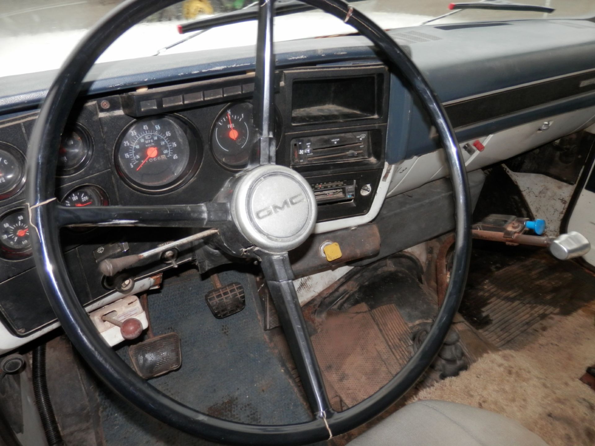 '81 GMC SIERRA GRAIN TRUCK w/20' SIDES - Image 6 of 8