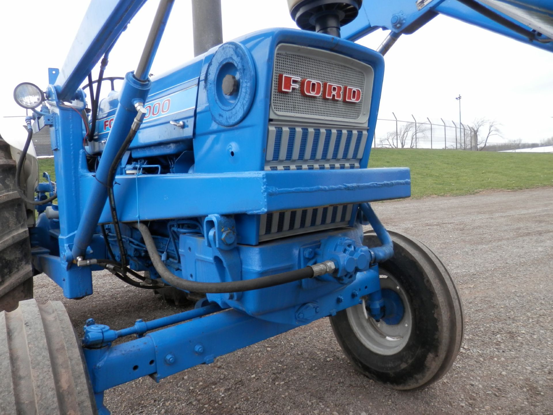 FORD 7000 DSL UTLITY TRACTOR w/FORD ALL HYD. LOADER - Image 11 of 18