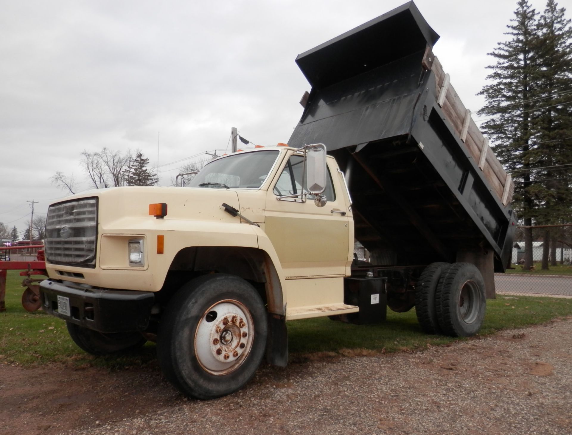 1991 FORD F700 5 YD. DUMP TRUCK - Image 3 of 14