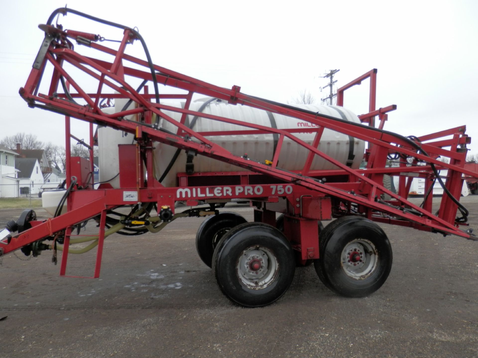 MILLER PRO 750 TANDEM AXLE FIELD SPRAYER - Image 4 of 7