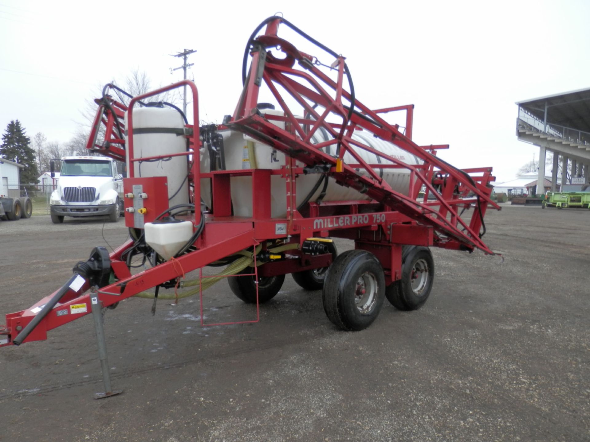 MILLER PRO 750 TANDEM AXLE FIELD SPRAYER