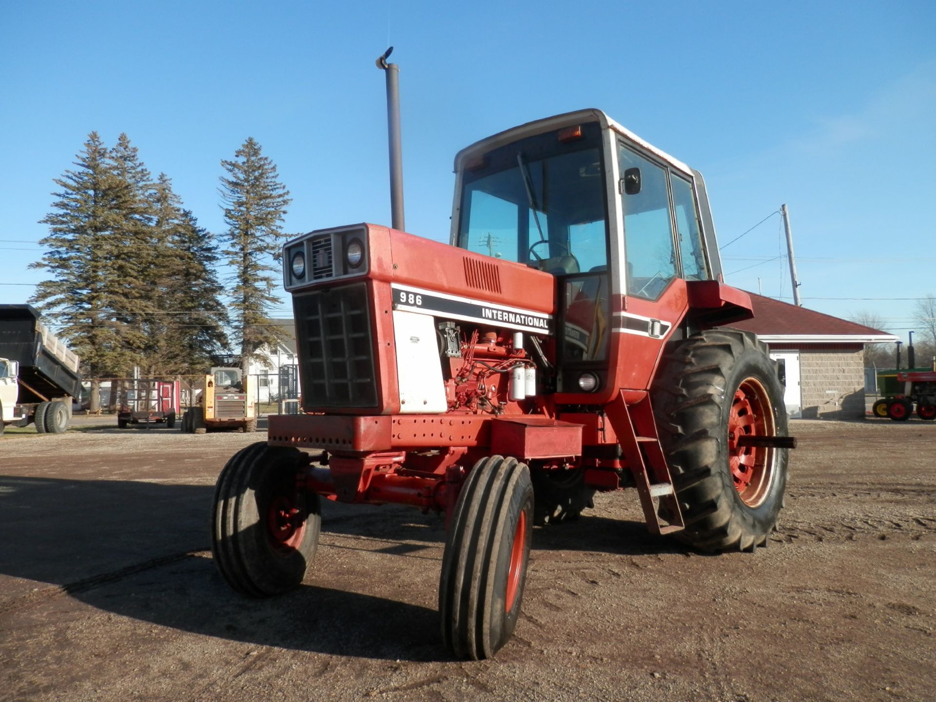 INTERNATIONAL 986 2WD CAB TRACTOR - Image 2 of 15