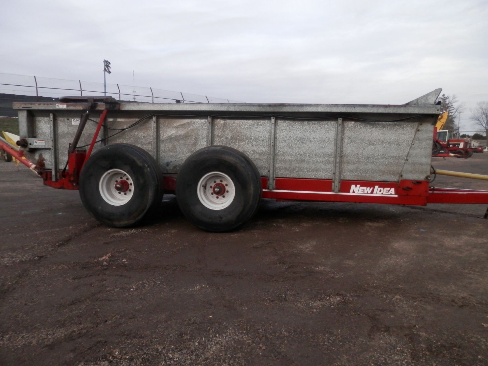 AVCO NEW IDEA 3743 TANDEM AXLE BOX SPREADER - Image 4 of 12