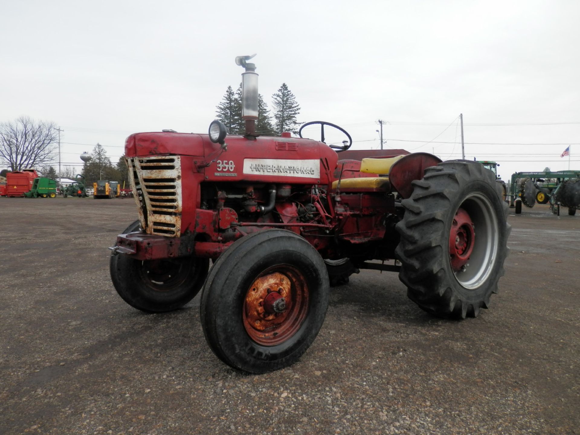 INTERNATIONAL 350 GAS UTILITY TRACTOR - Image 4 of 10