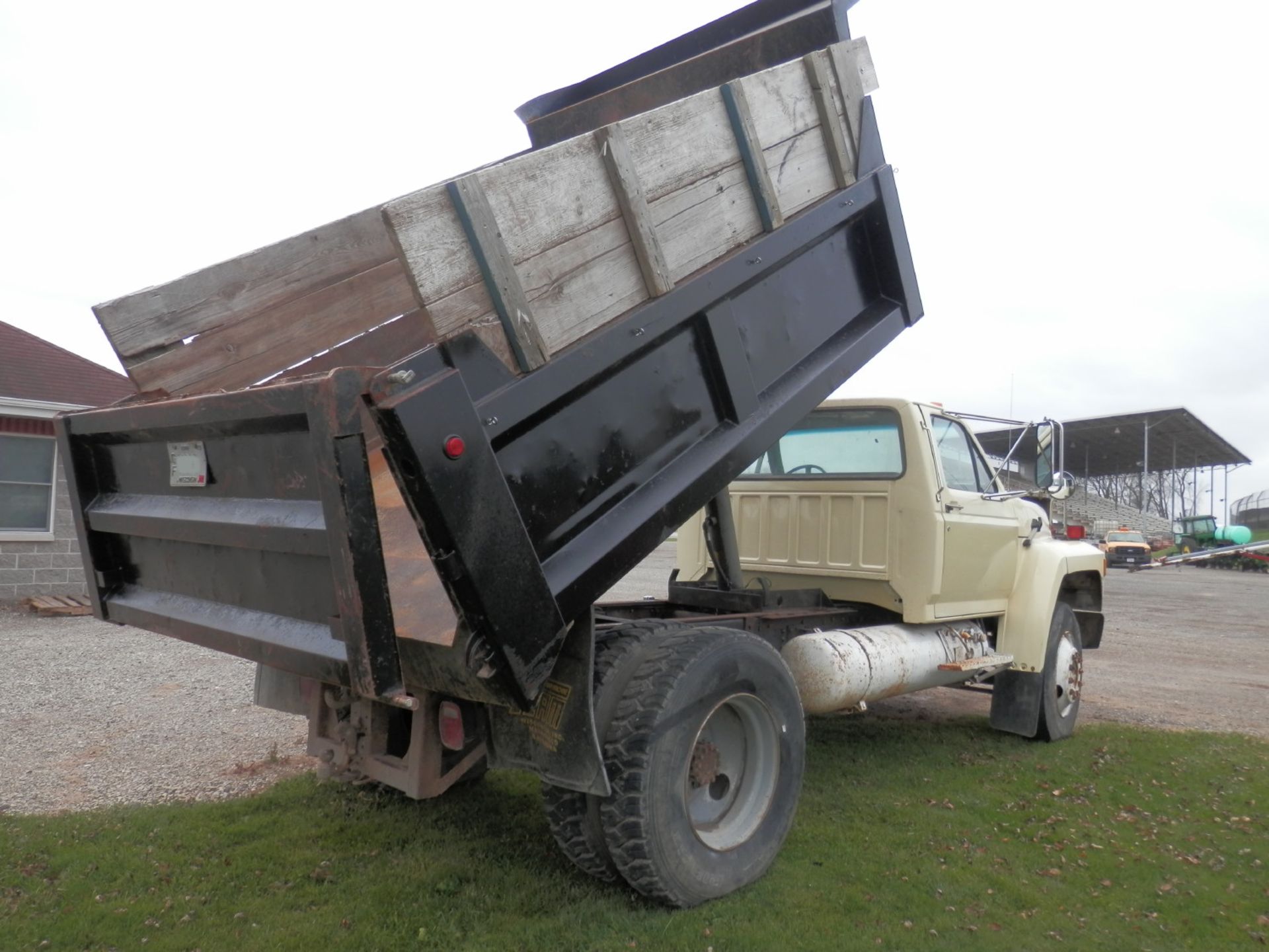 1991 FORD F700 5 YD. DUMP TRUCK - Image 5 of 14