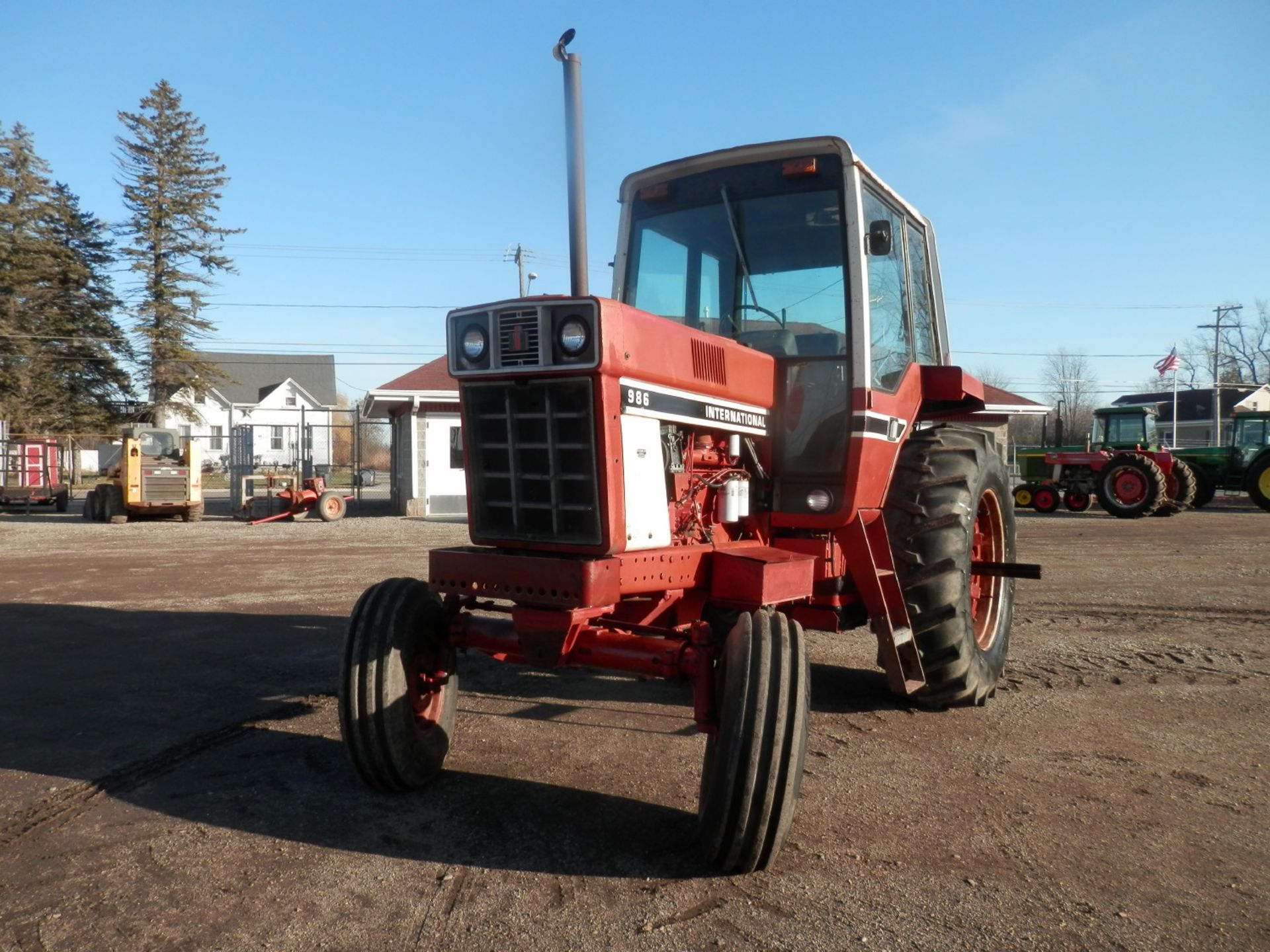 INTERNATIONAL 986 2WD CAB TRACTOR - Image 3 of 15