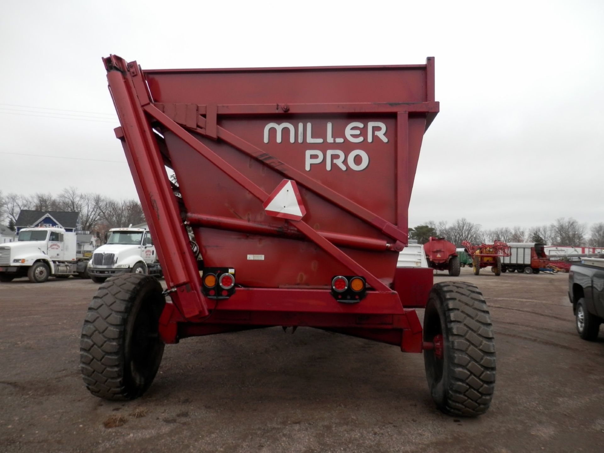 MILLER PRO 9016 4-wheel DUMP CART - Image 2 of 7