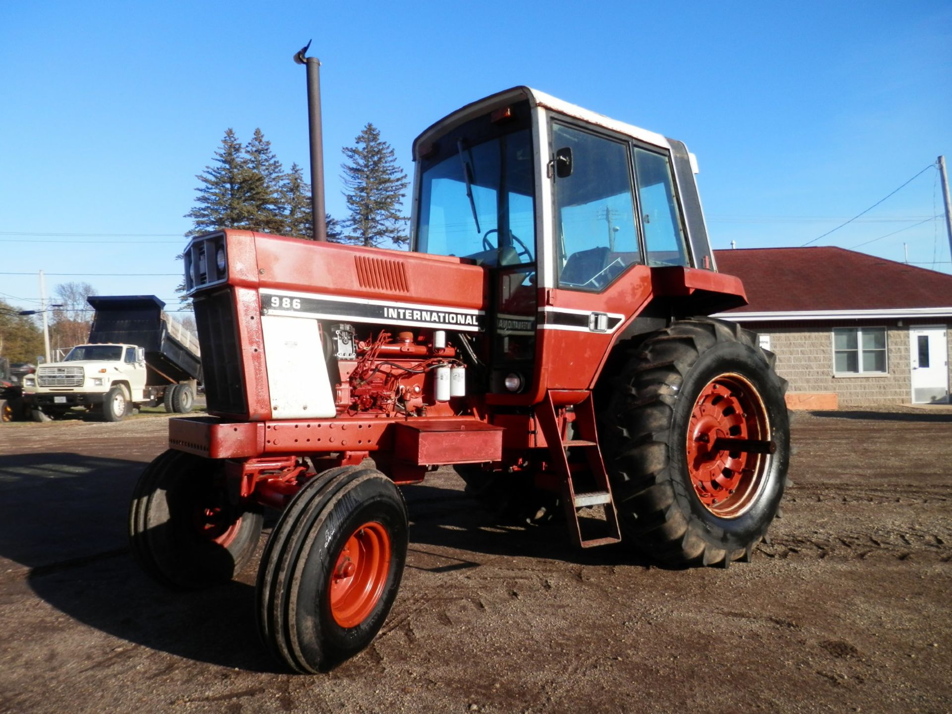 INTERNATIONAL 986 2WD CAB TRACTOR - Image 4 of 15