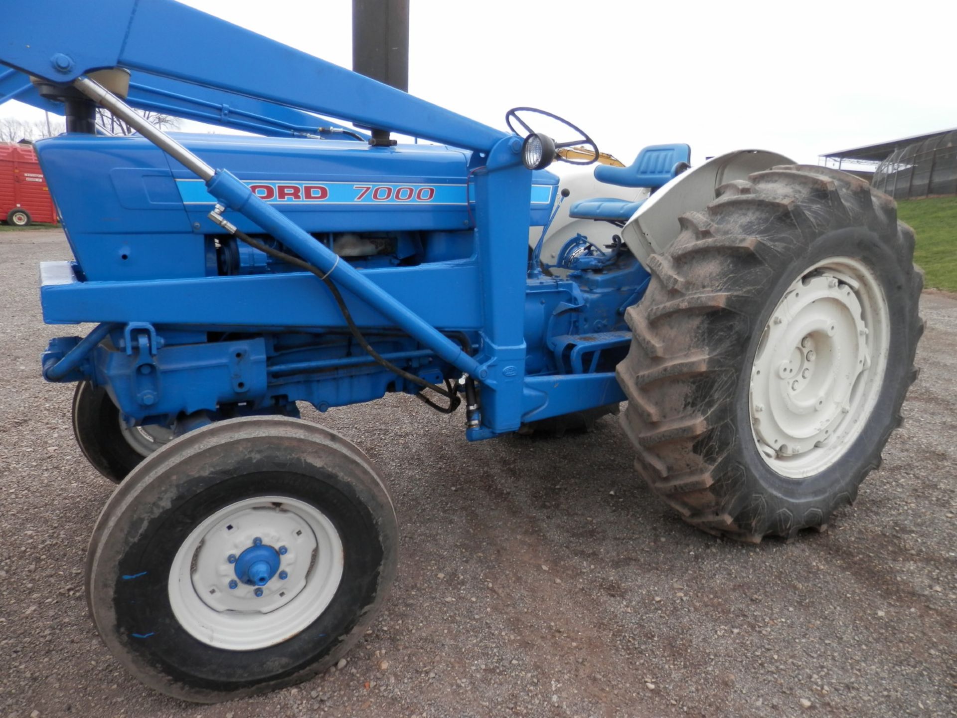 FORD 7000 DSL UTLITY TRACTOR w/FORD ALL HYD. LOADER - Image 7 of 18