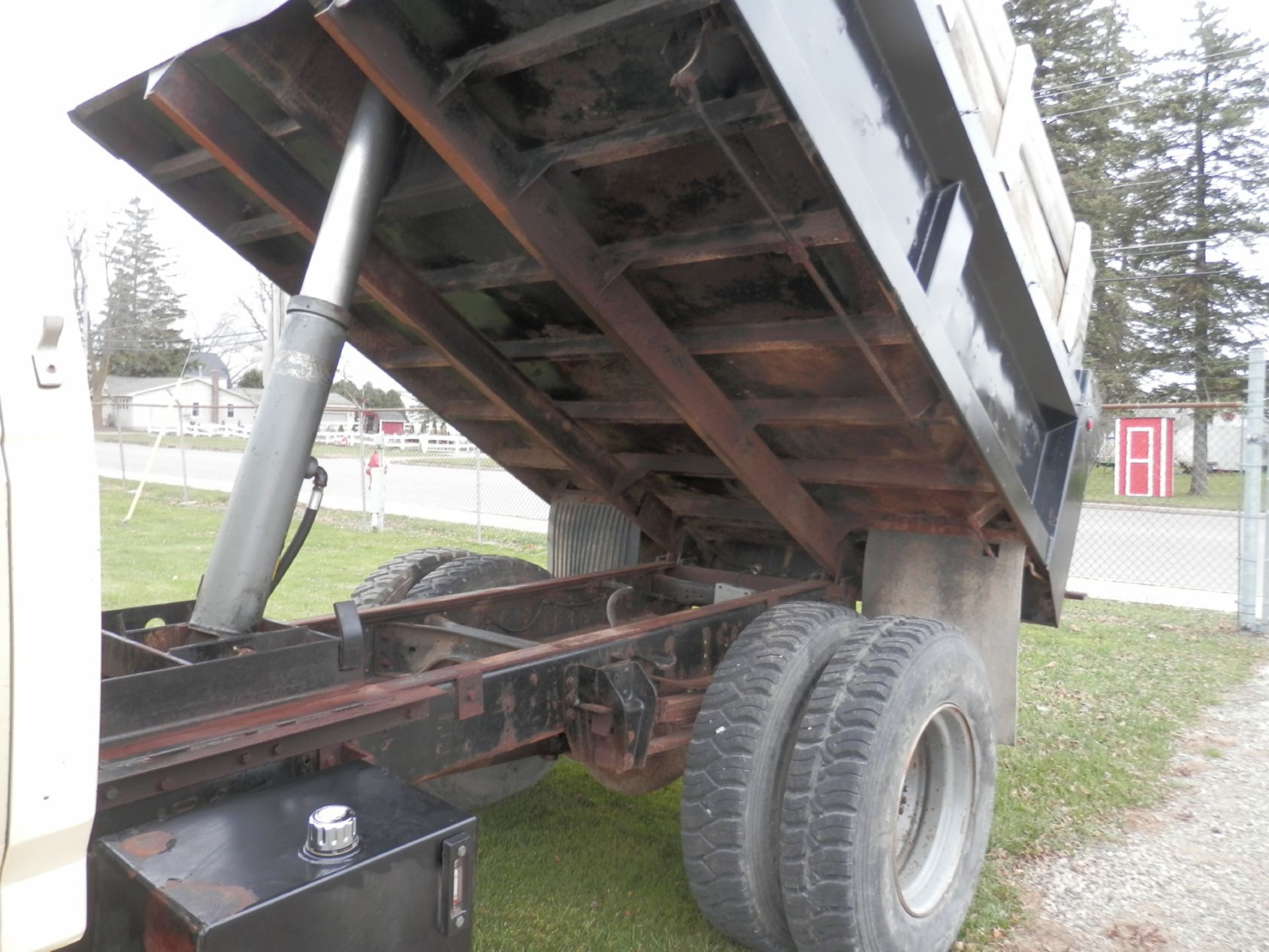 1991 FORD F700 5 YD. DUMP TRUCK - Image 7 of 14