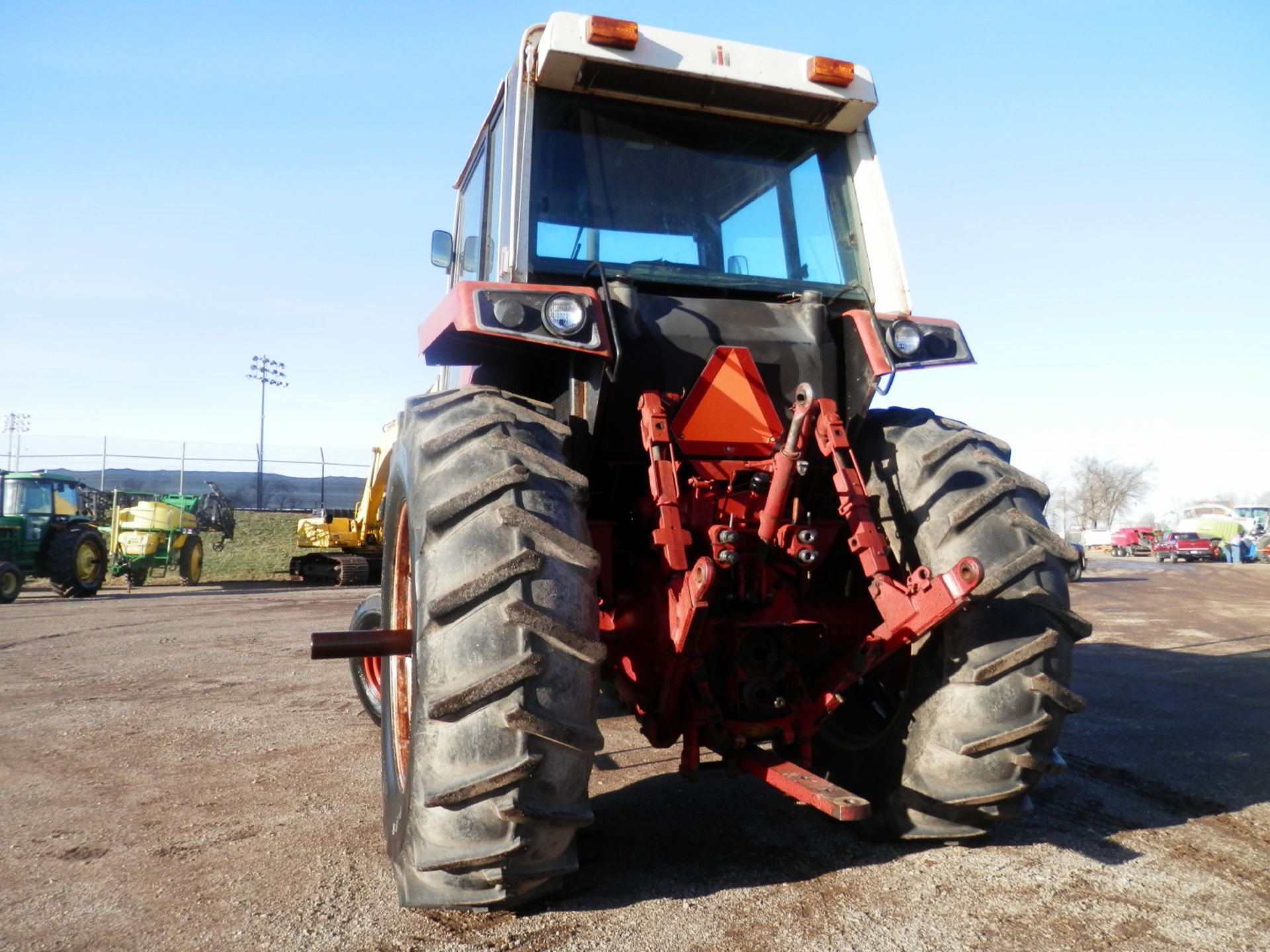 INTERNATIONAL 986 2WD CAB TRACTOR - Image 5 of 15