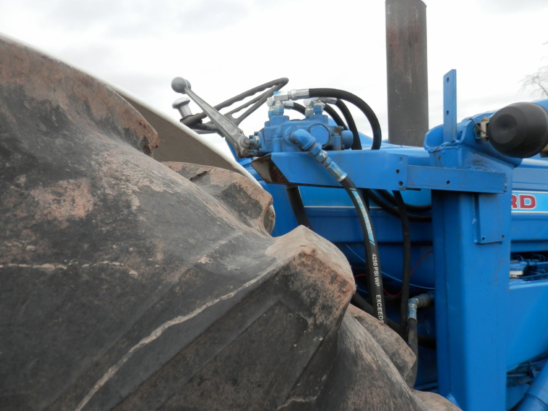 FORD 7000 DSL UTLITY TRACTOR w/FORD ALL HYD. LOADER - Image 12 of 18