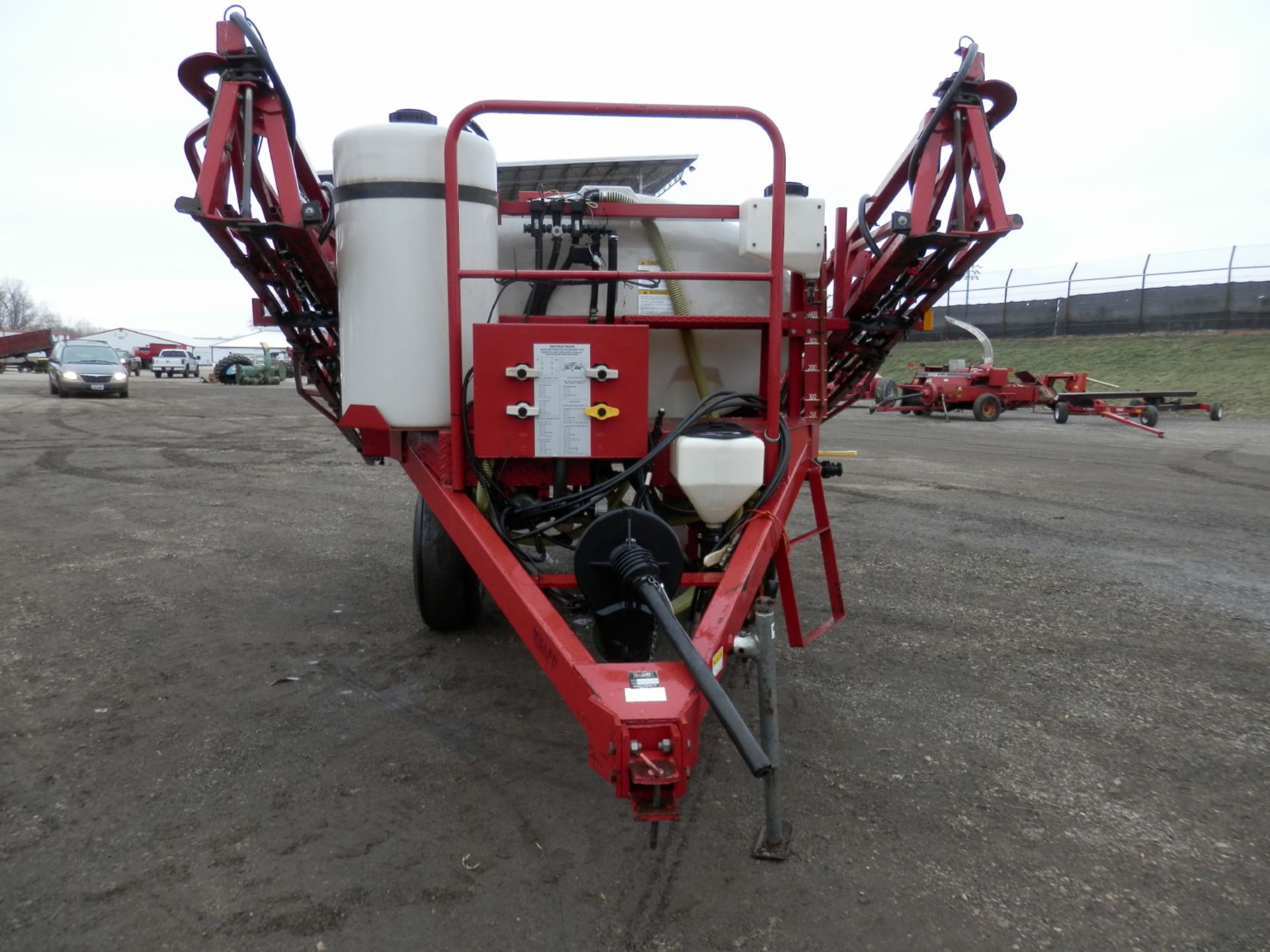 MILLER PRO 750 TANDEM AXLE FIELD SPRAYER - Image 2 of 7