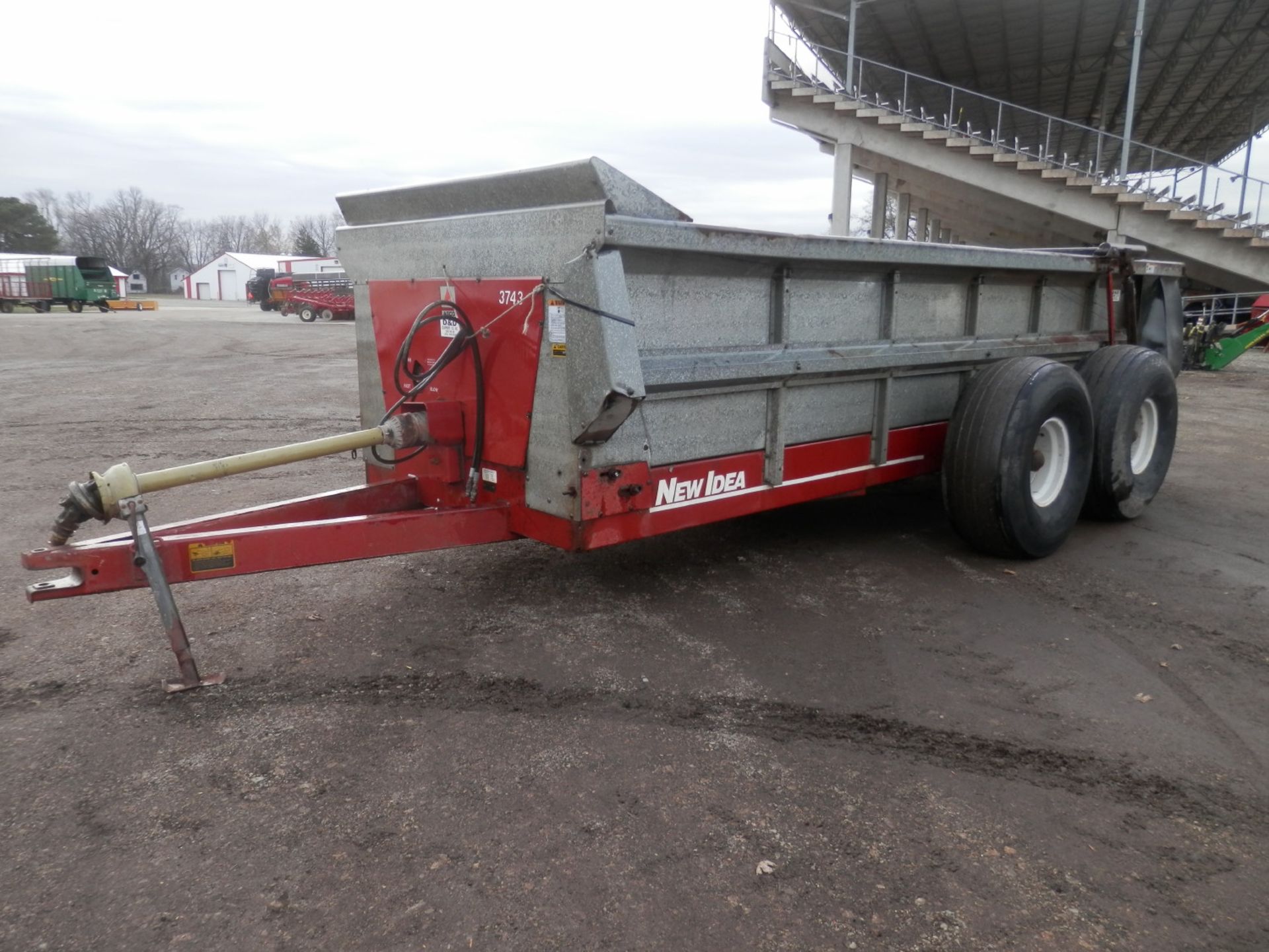 AVCO NEW IDEA 3743 TANDEM AXLE BOX SPREADER