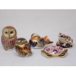 Five Royal Crown Derby Paperweights comprising barn owl, baby barn owl, crab, frog on a lily pad and