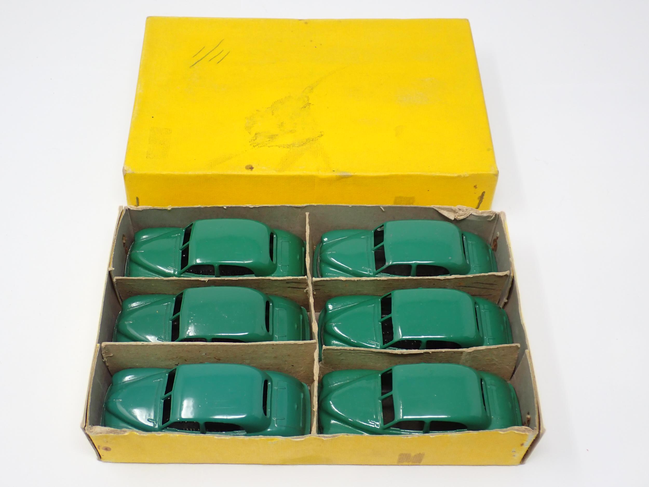 A Dinky Toys No.40G full Trade Box containing six green Morris Oxford Saloon Cars - Image 3 of 3