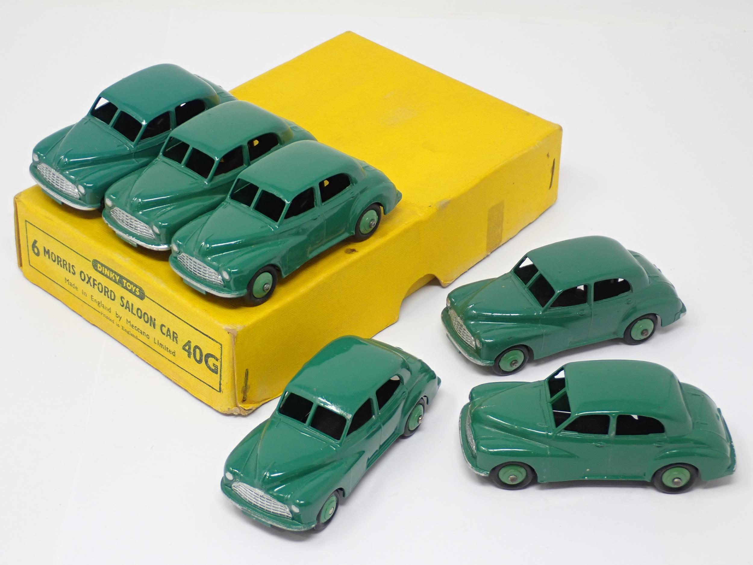 A Dinky Toys No.40G full Trade Box containing six green Morris Oxford Saloon Cars - Image 2 of 3