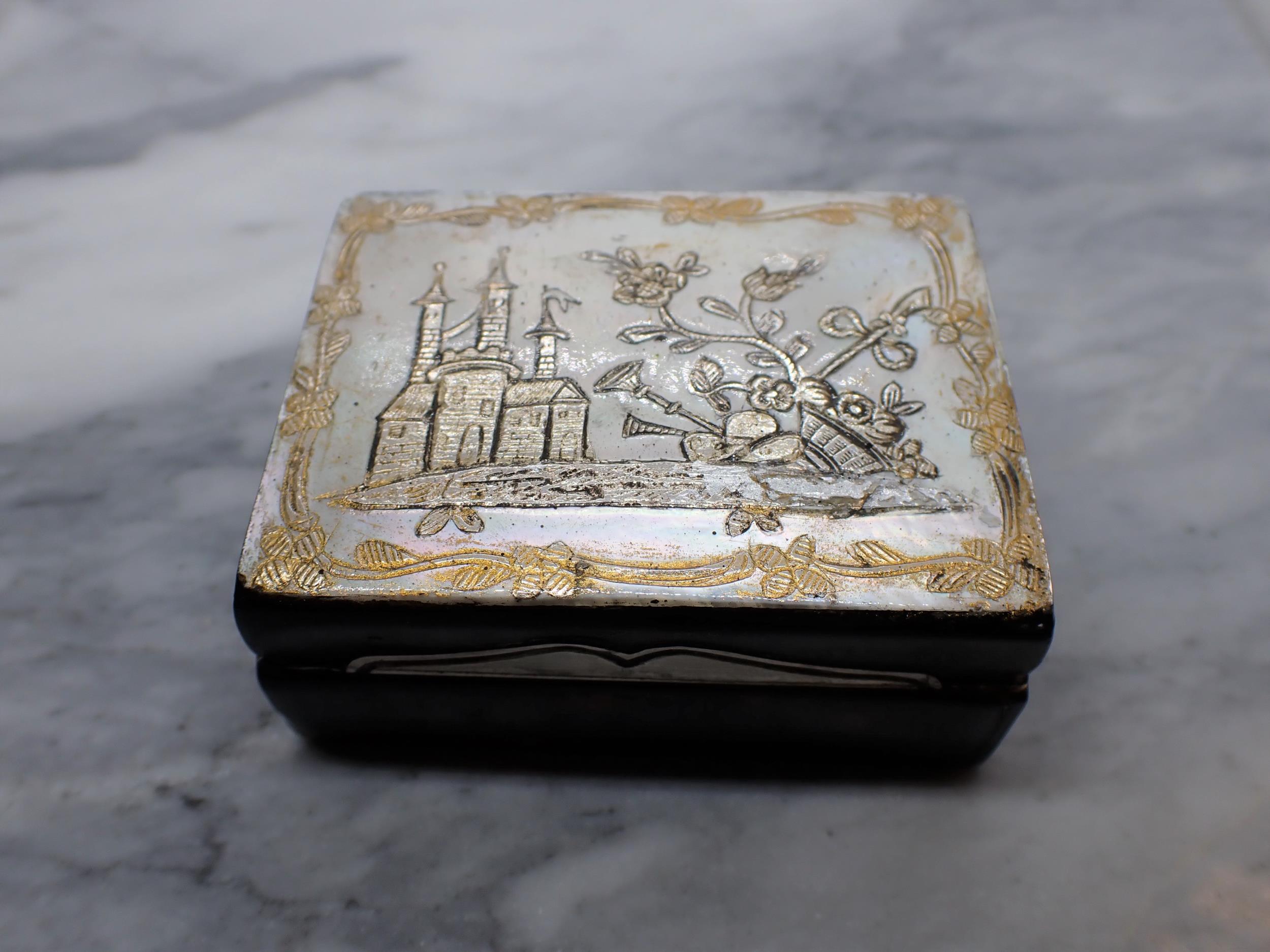 A Continental rectangular Snuff Box the hinged lid with mother of pearl inlaid castle and flowers wi - Image 5 of 6