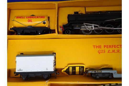 A boxed Hornby-Dublo G25 3-rail Freight Set. All items are in mint condition showing only slight - Image 5 of 9