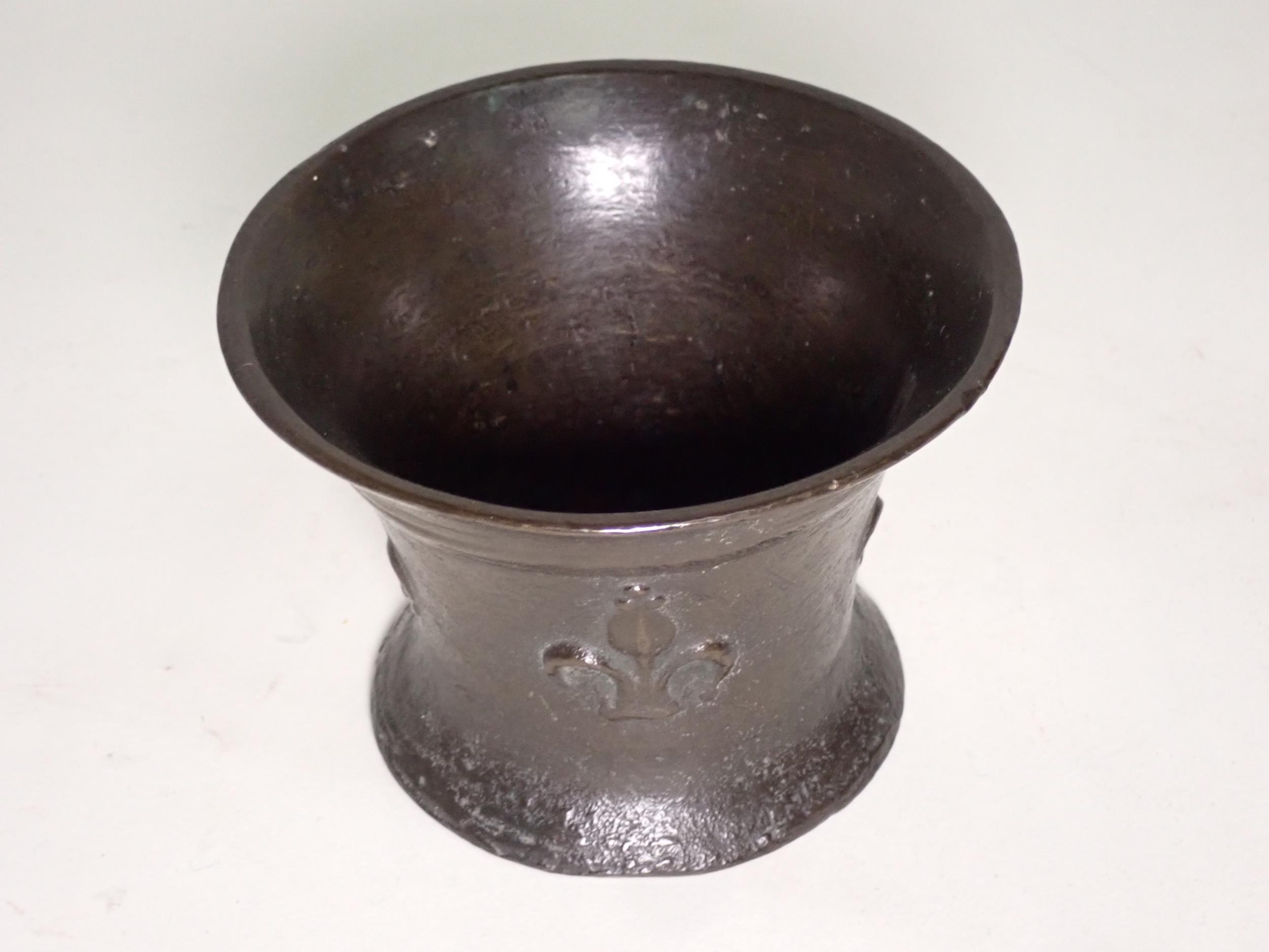 A 17th Century bronze English Mortar with fleur-de-lys designs, 5in diam - Image 2 of 8