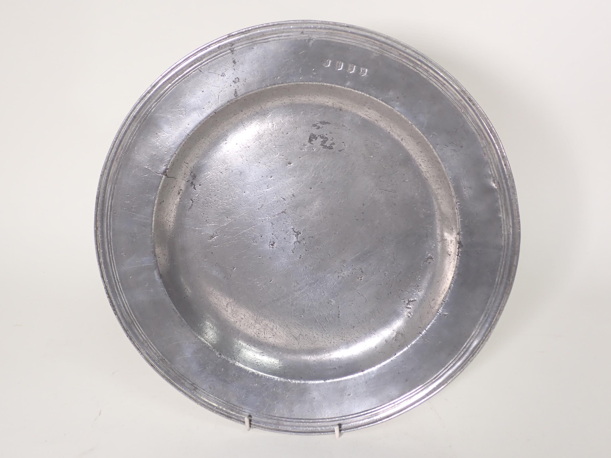 A c.1700 Pewter Charger with touchmarks for John Silk, with reeded edge, 13 1/2in diam - Image 2 of 4