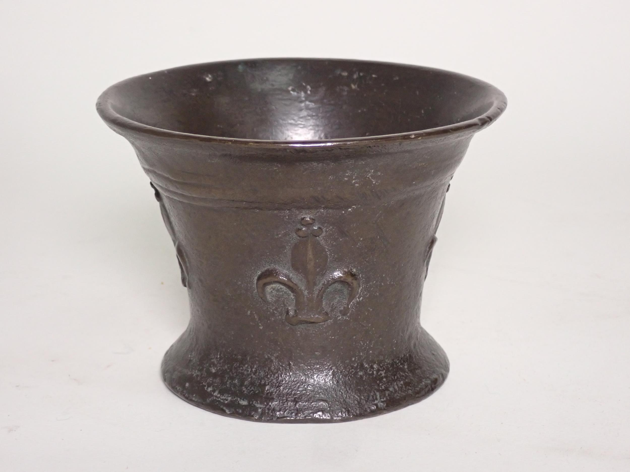 A 17th Century bronze English Mortar with fleur-de-lys designs, 5in diam