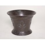 A 17th Century bronze English Mortar with fleur-de-lys designs, 5in diam