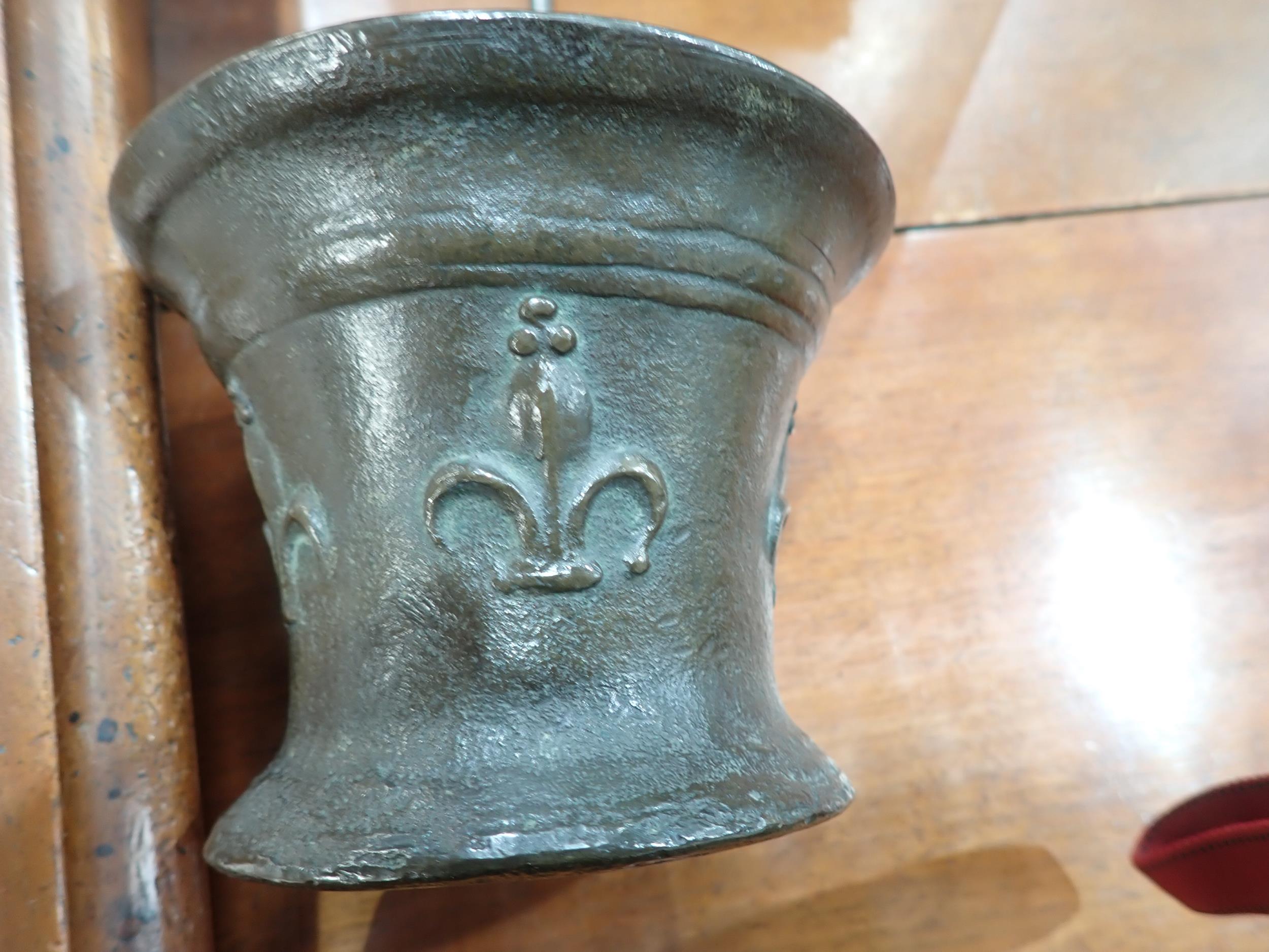 A 17th Century bronze English Mortar with fleur-de-lys designs, 5in diam - Image 6 of 8